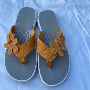 Clarks golden/yellow flip flops/sandals